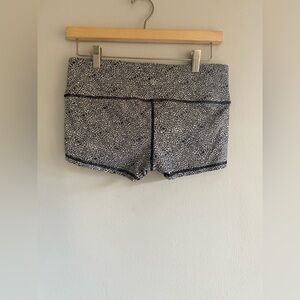 Lululemon Womens In Movement Shorts Size 6 Blooming Flower  2.5' Inseam